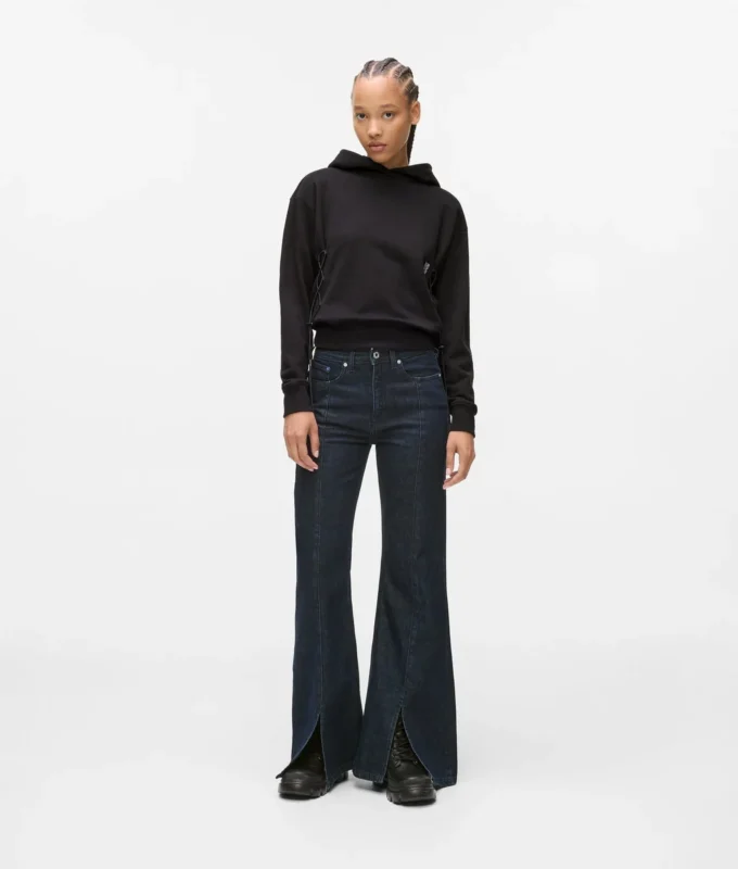 Jeans svasati con orlo asimmetrico Jeans svasati con orlo asimmetrico