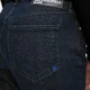 Jeans svasati con orlo asimmetrico Jeans svasati con orlo asimmetrico