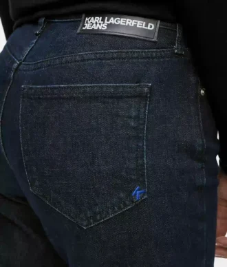 Jeans svasati con orlo asimmetrico Jeans svasati con orlo asimmetrico
