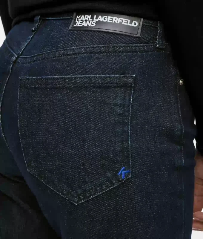 Jeans svasati con orlo asimmetrico Jeans svasati con orlo asimmetrico