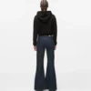 Jeans svasati con orlo asimmetrico Jeans svasati con orlo asimmetrico