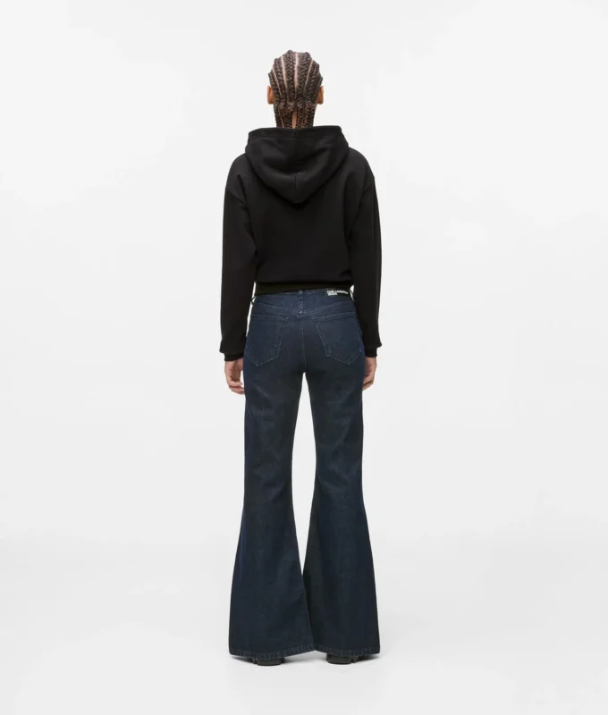 Jeans svasati con orlo asimmetrico Jeans svasati con orlo asimmetrico