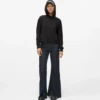 Jeans svasati con orlo asimmetrico Jeans svasati con orlo asimmetrico