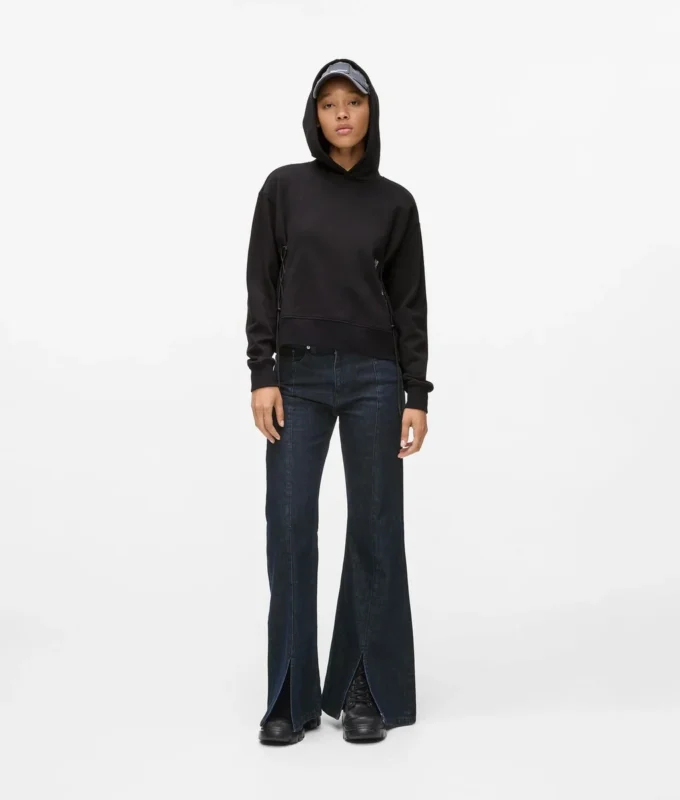 Jeans svasati con orlo asimmetrico Jeans svasati con orlo asimmetrico