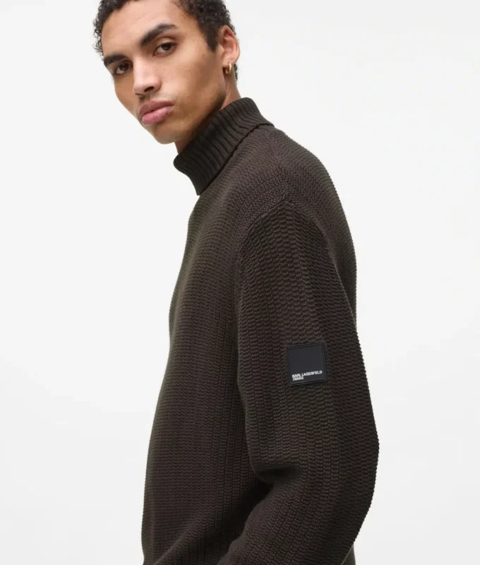 Maglione a collo alto dalla vestibilità morbida Maglione a collo alto dalla vestibilità morbida