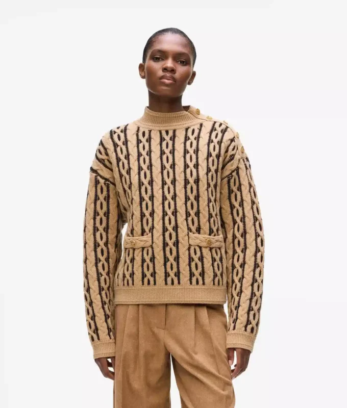 Maglione con collo alto e lavorazione a trecce