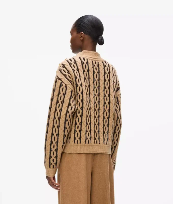 Maglione con collo alto e lavorazione a trecce