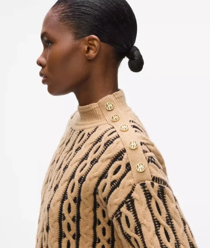 Maglione con collo alto e lavorazione a trecce