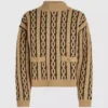 Maglione con collo alto e lavorazione a trecce