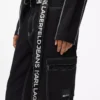 Pantaloni cargo con cuciture a contrasto Pantaloni cargo con cuciture a contrasto