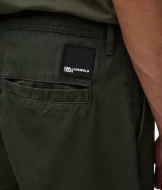 Pantaloni chino dal taglio morbido