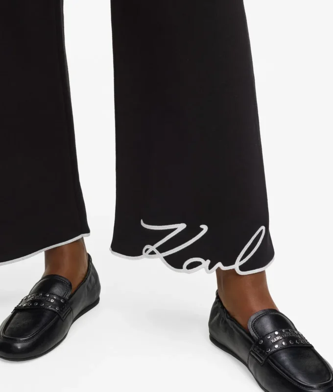 Pantaloni della tuta con orlo caratteristico Pantaloni della tuta con orlo caratteristico