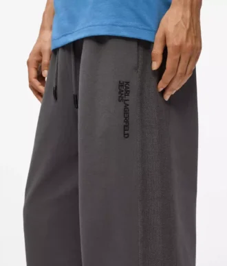 Pantaloni della tuta rovesciati