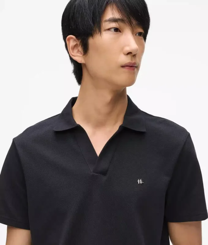 Polo con spilla Monogram