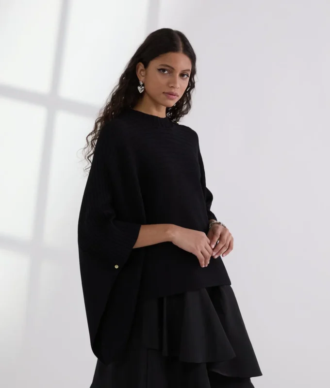 PONCHO IN MAGLIA A COSTINE PONCHO IN MAGLIA A COSTINE