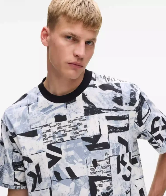 T-shirt comoda con monogramma su tutta la superficie