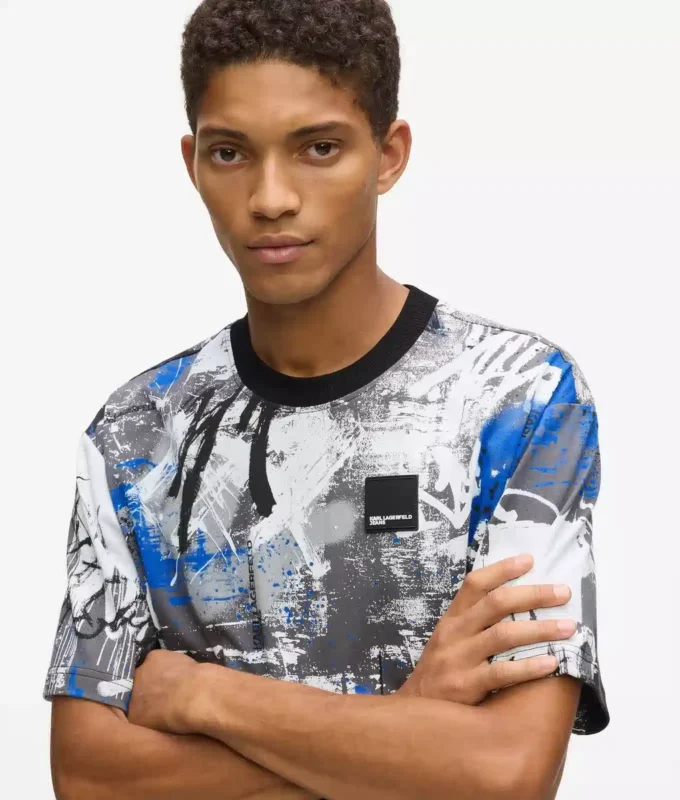 T-shirt con effetto vernice su tutta la superficie T-shirt con effetto vernice su tutta la superficie