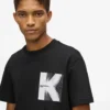 T-shirt con grafica K T-shirt con grafica K