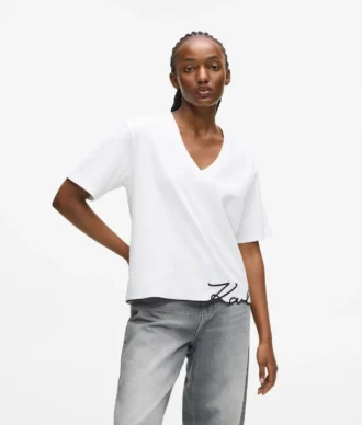 T-shirt con scollo a V e orlo caratteristico