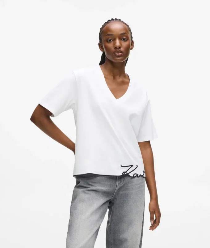 T-shirt con scollo a V e orlo caratteristico