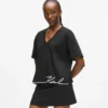 T-shirt con scollo a V e orlo caratteristico
