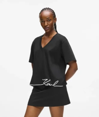T-shirt con scollo a V e orlo caratteristico