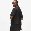 T-shirt con scollo a V e orlo caratteristico