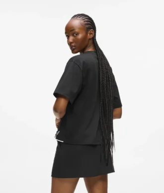 T-shirt con scollo a V e orlo caratteristico