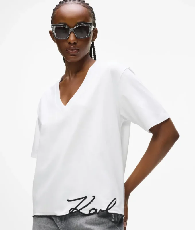 T-shirt con scollo a V e orlo caratteristico