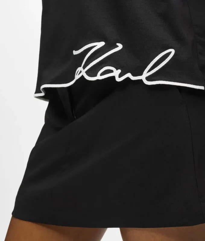 T-shirt con scollo a V e orlo caratteristico