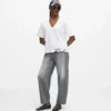 T-shirt con scollo a V e orlo caratteristico