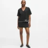 T-shirt con scollo a V e orlo caratteristico