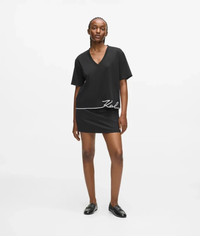 T-shirt con scollo a V e orlo caratteristico