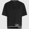 T-shirt con scollo a V e orlo caratteristico