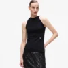 Top con scollo all’americana e strass