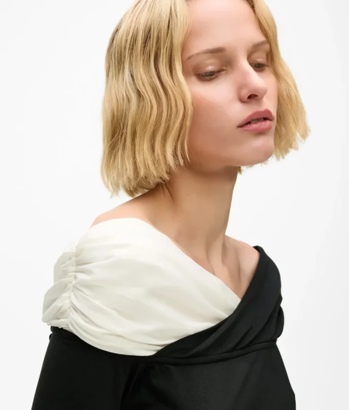 Top con spalle scoperte Top con spalle scoperte