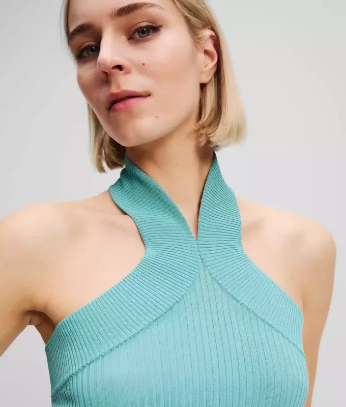 TOP IN MAGLIA CON SCOLLO ALL’ALLACCIATURA TOP IN MAGLIA CON SCOLLO ALL’ALLACCIATURA