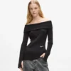 Top in maglia con spalle scoperte