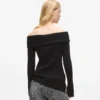 Top in maglia con spalle scoperte
