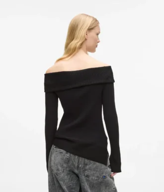 Top in maglia con spalle scoperte