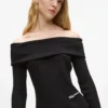 Top in maglia con spalle scoperte