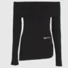 Top in maglia con spalle scoperte